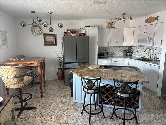 3rd image of 525 Manatee Ct APT 21