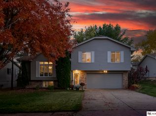 3721 Falcon Dr, Bellevue, NE 68123