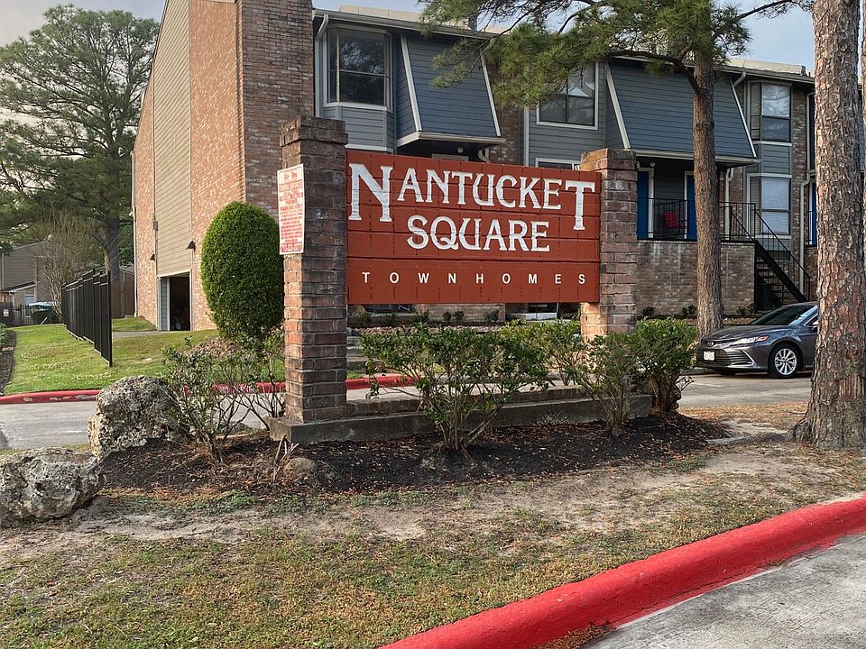 Entrance to the townhouses of Place Rebecca Lane