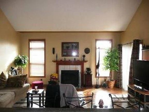 Living Rm w/ Fireplace