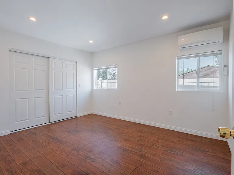10409 McClemont Ave — Photo 10