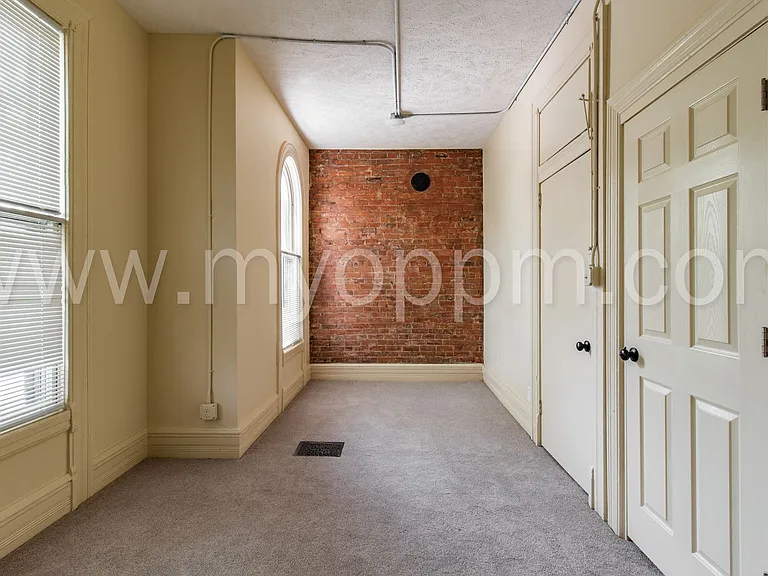 1146 S 32nd St — Photo 18