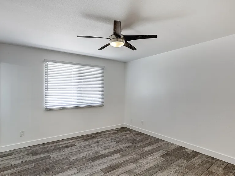 2500 E Hermosa Dr — Photo 21