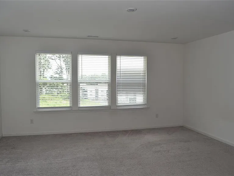 190 Mission Blvd — Photo 11