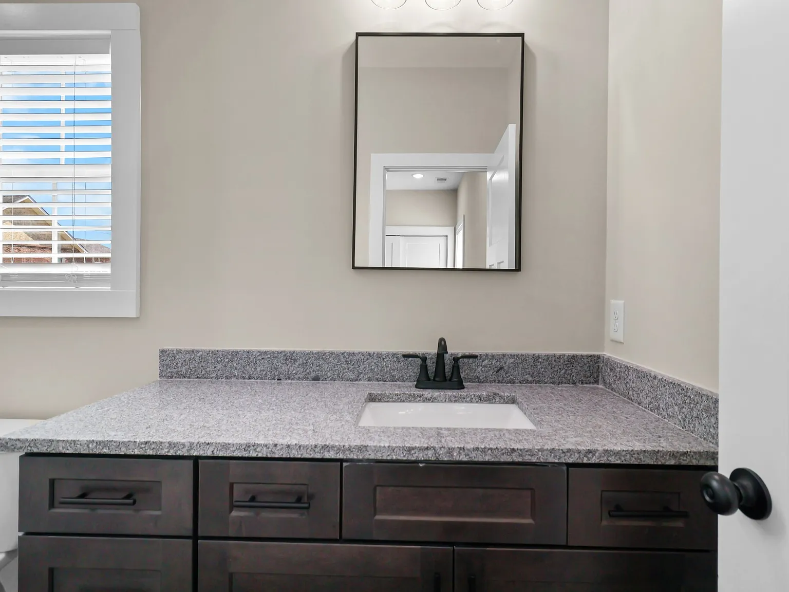 1003 Oak Street - B — Photo 3
