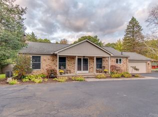 2168 Glen Iris Dr, Commerce Township, MI 48382