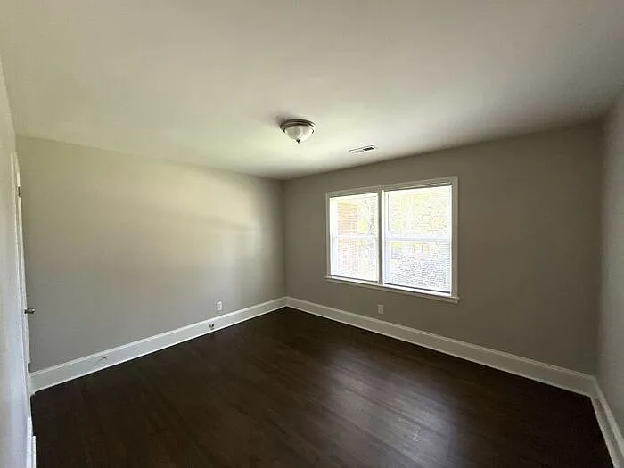 1000 Roanoke Ave — Photo 4
