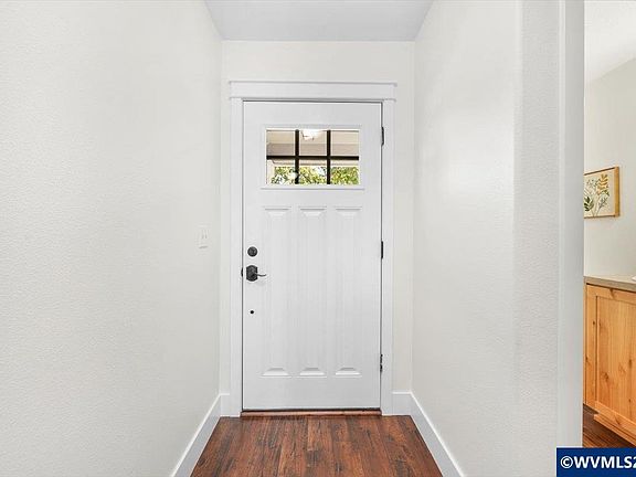 4th image of 847 Crouchen St NW