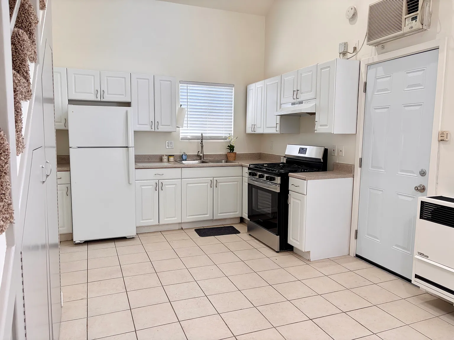Studio, 500 sqft, $1,550 — Photo 3