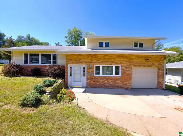 2203 Helmer St, Sioux City, IA 51103