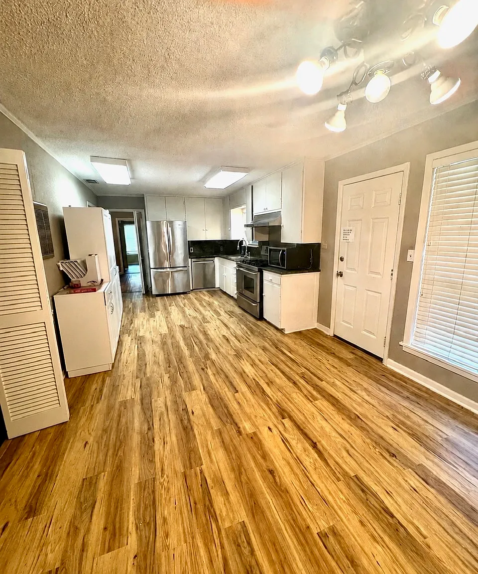 3 bed, 1932 sqft, $1,695 — Photo 4