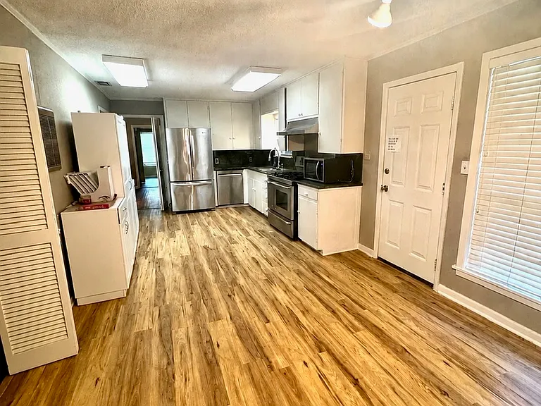 2211 Clay St — Photo 4