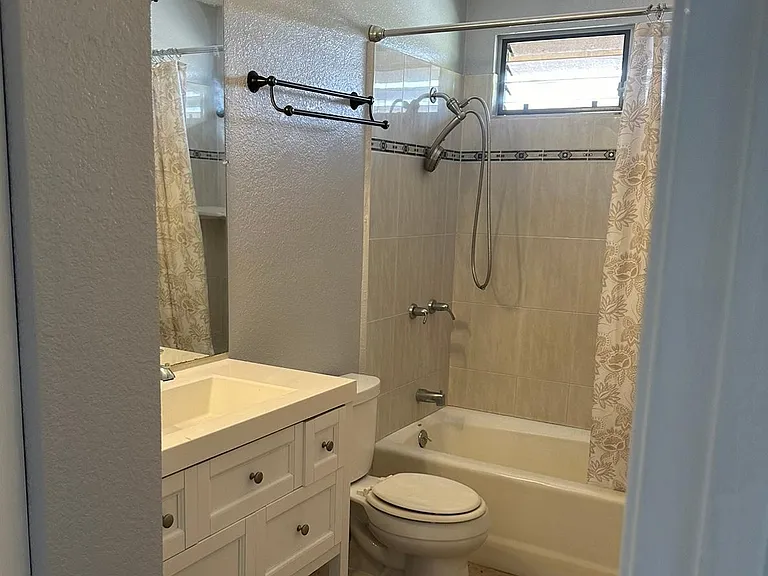 Main bedroom- full bath