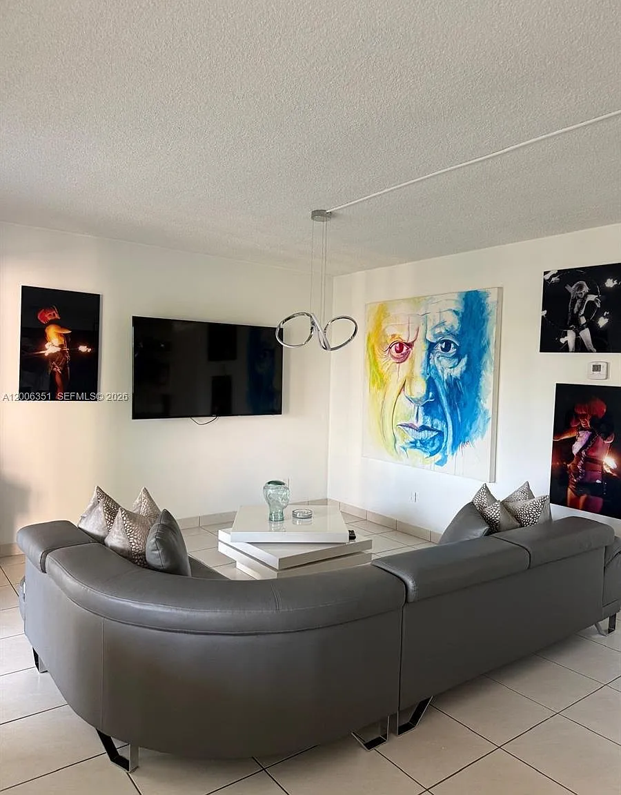 Eldorado Plaza West Condo — Photo 4