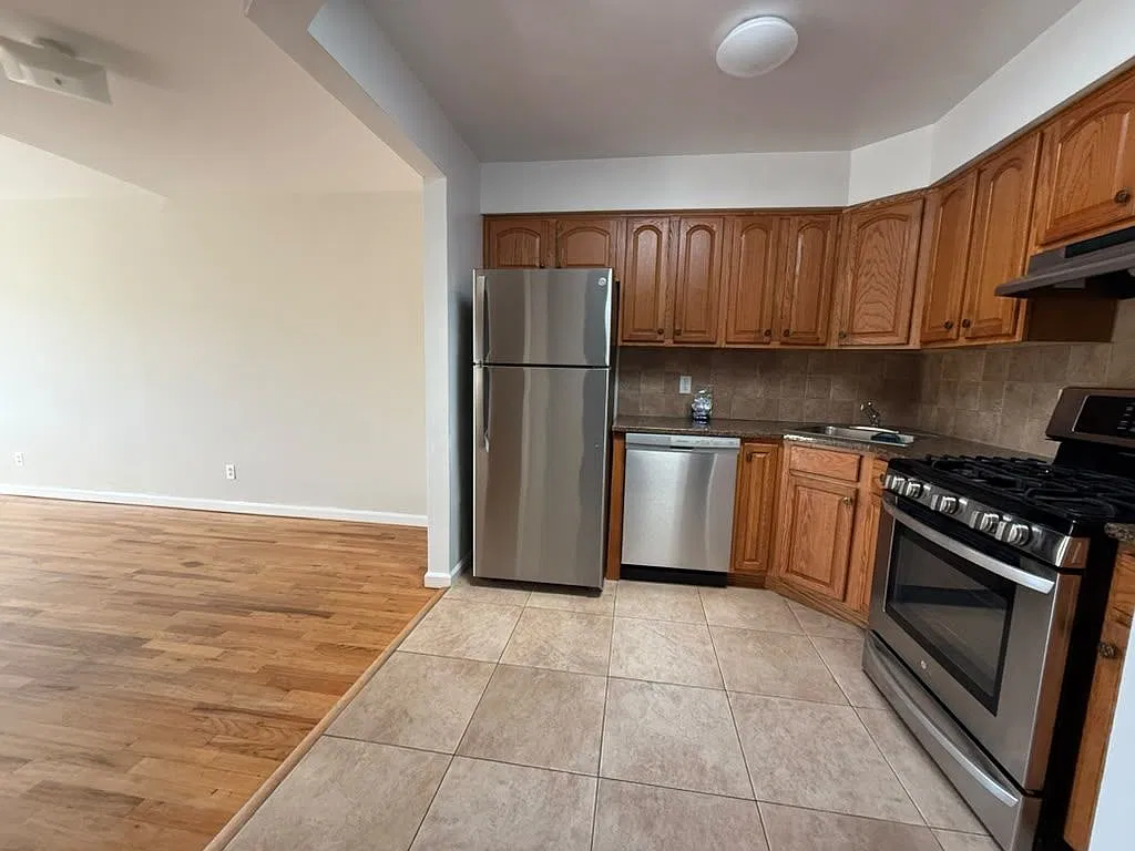 3 bed, 2.0 bath, 1100 sqft, $3,200 — Photo 2