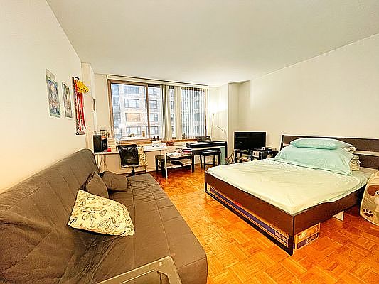 3rd image of 235 E 40th St APT 14I
