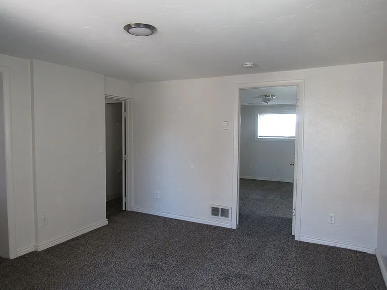 741 1/2 N Lincoln St — Photo 10
