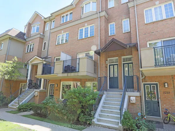 28 Sommerset Way #1213, Toronto, ON M2N 6W7