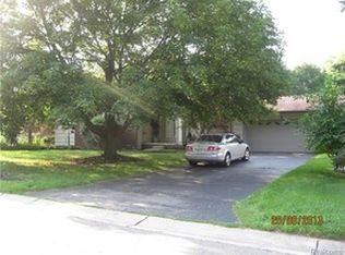 29235 Creek Bend Dr, Farmington Hills, MI 48331