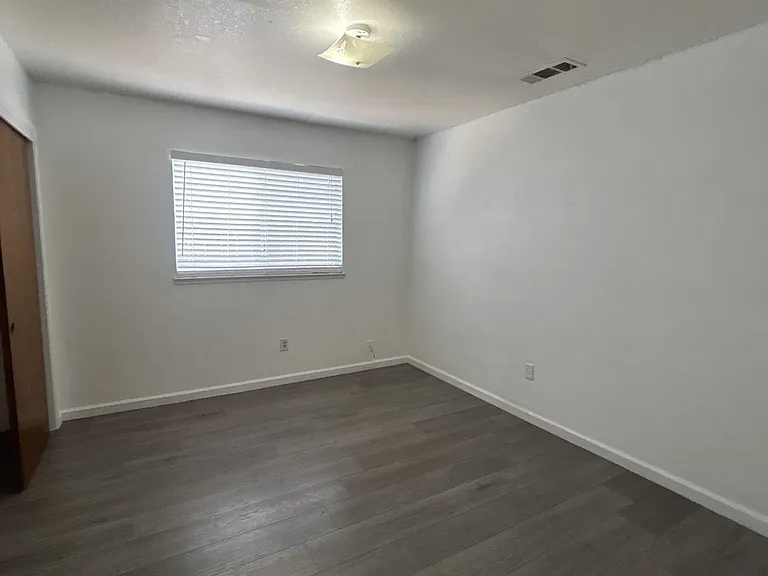 5208 Maximillian Dr — Photo 8