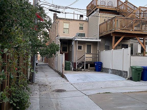 3rd image of 1111 S Potomac St