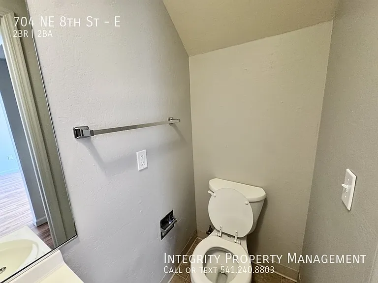 704 NE 8th St #E — Photo 8