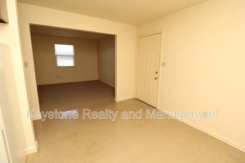 2 bed, 1.0 bath, 750 sqft, $650 — Photo 2