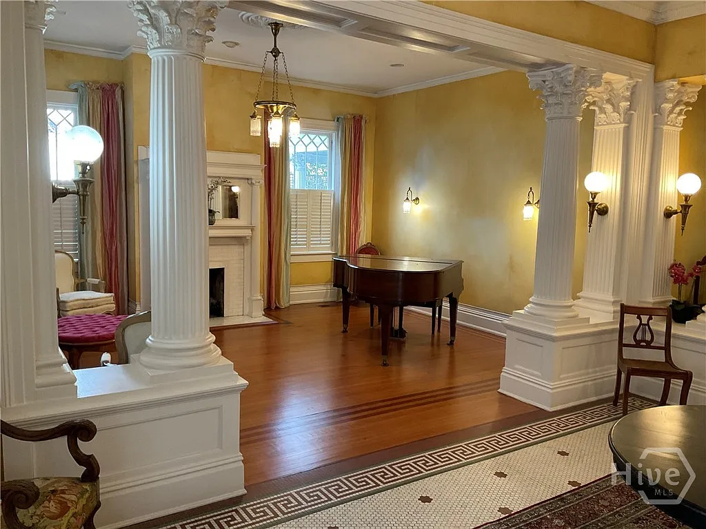 7 bed, 5.5 bath, 8376 sqft, $9,500 — Photo 4
