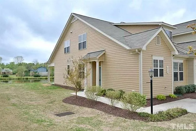 2 bed, 2.5 bath, 1744 sqft, $1,850 — Photo 2