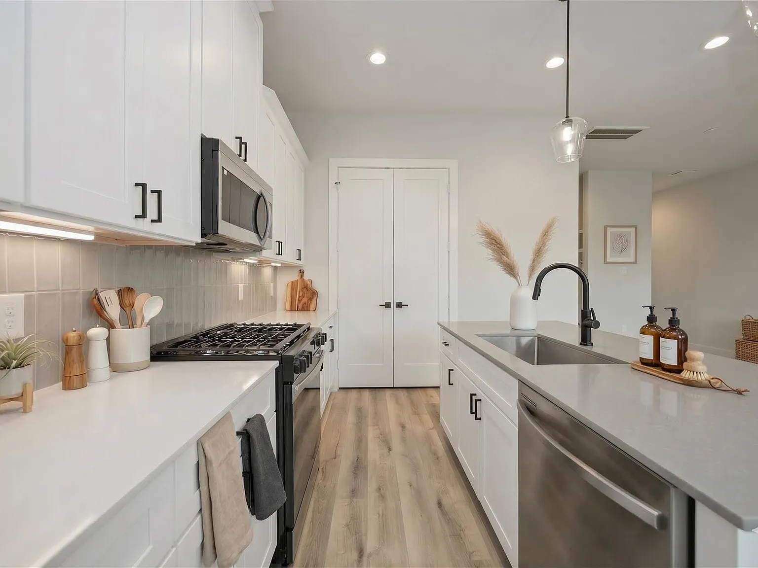 3 bed, 2.5 bath, 1743 sqft, $2,400 — Photo 2