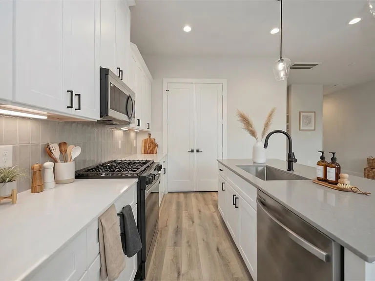 6107 De Campo St — Photo 2