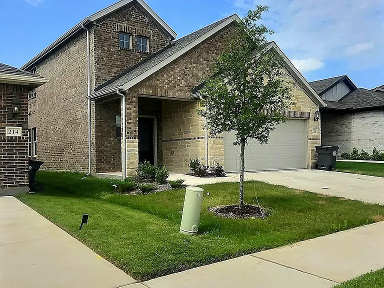 212 Travine Dr — Photo 2