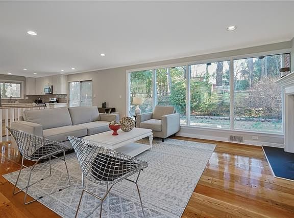 4th image of 6 Fort Hill Ln