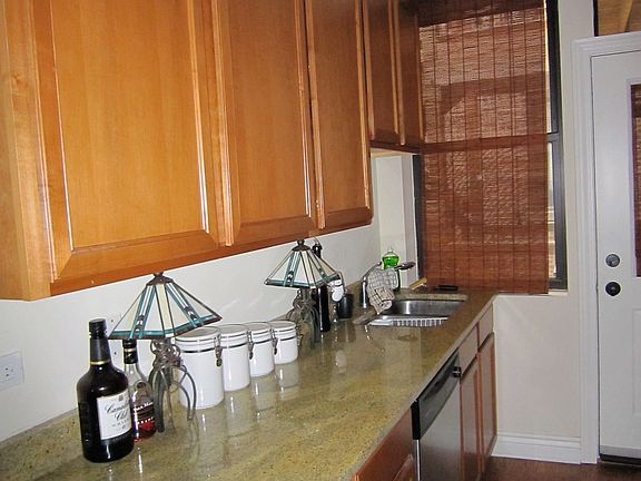 3rd image of 3433 N Lakewood Ave APT 1
