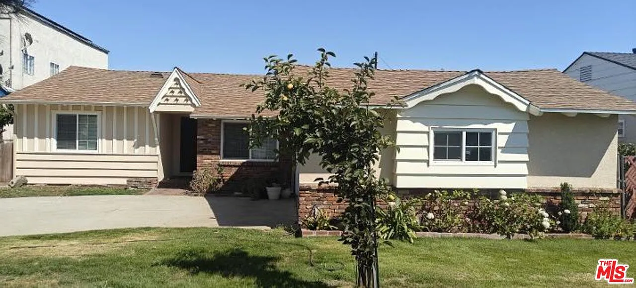 3 bed, 2.0 bath, 1400 sqft, $3,800 — Photo 2