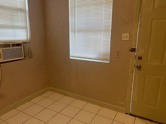 2nd image of 814 Elmwood Dr #C