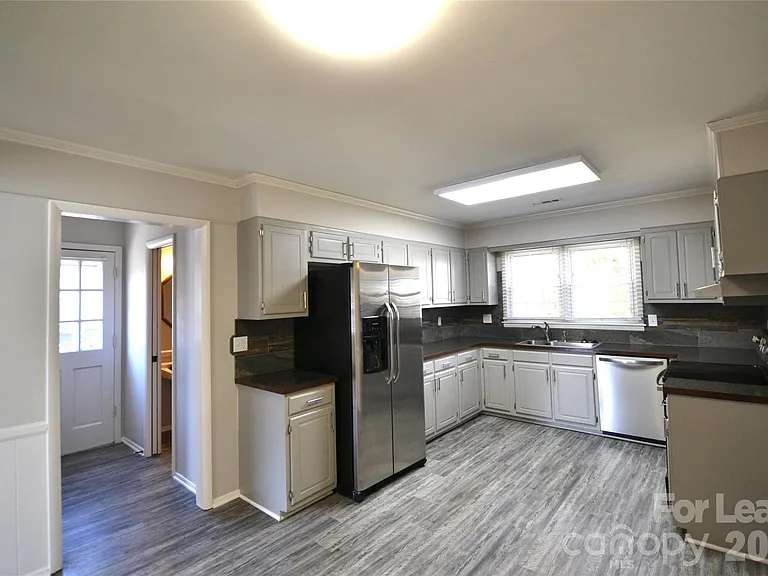 100 Old Farm Ct — Photo 3