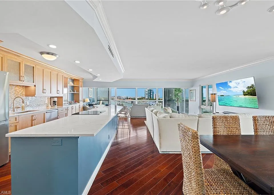250 Park Shore Dr #803