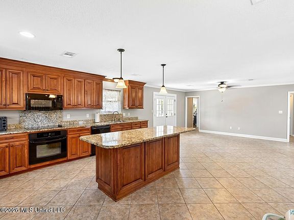 5th image of 205 Ash Ln