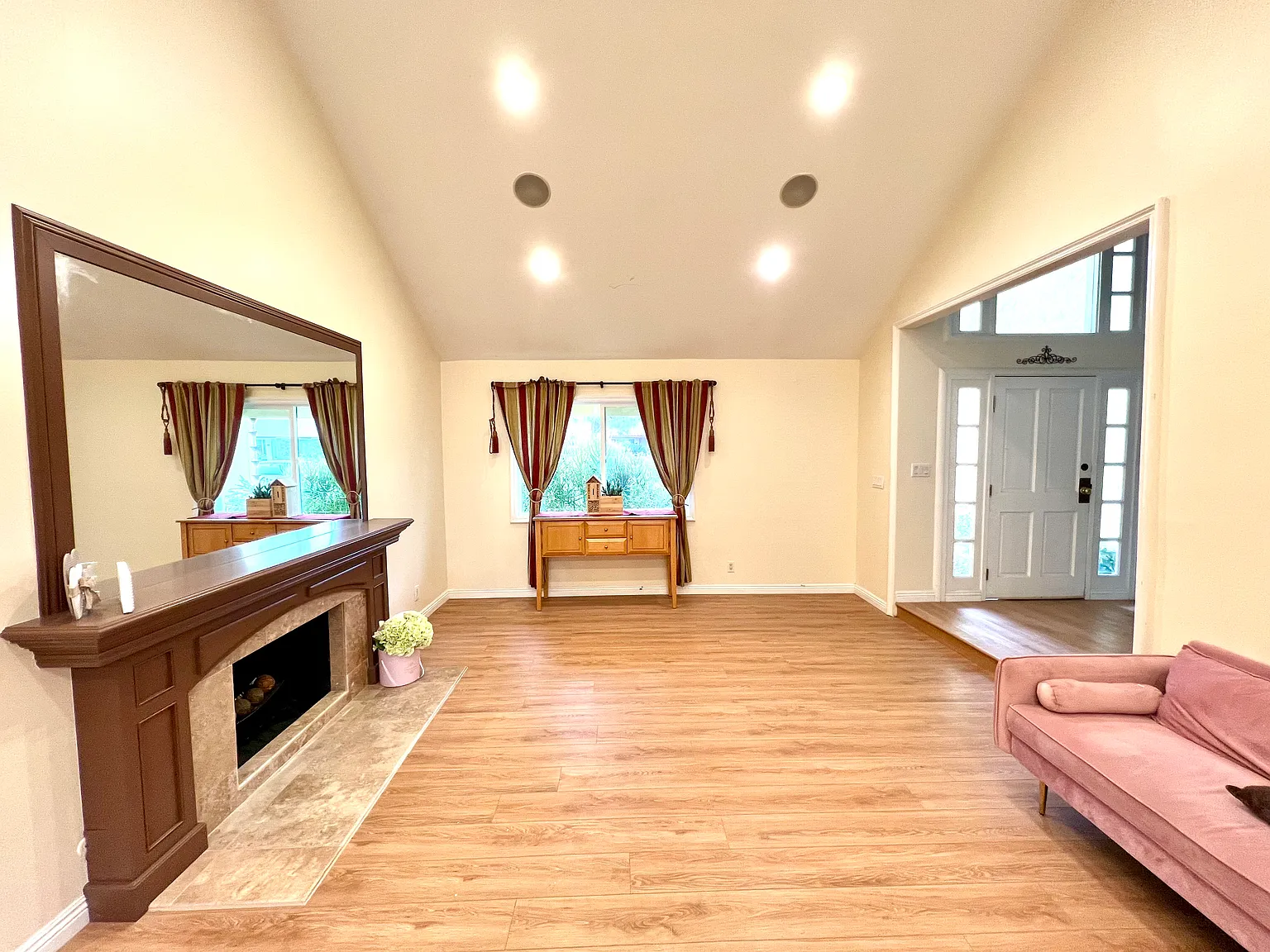 5 bed, 2726 sqft, $5,800 — Photo 2