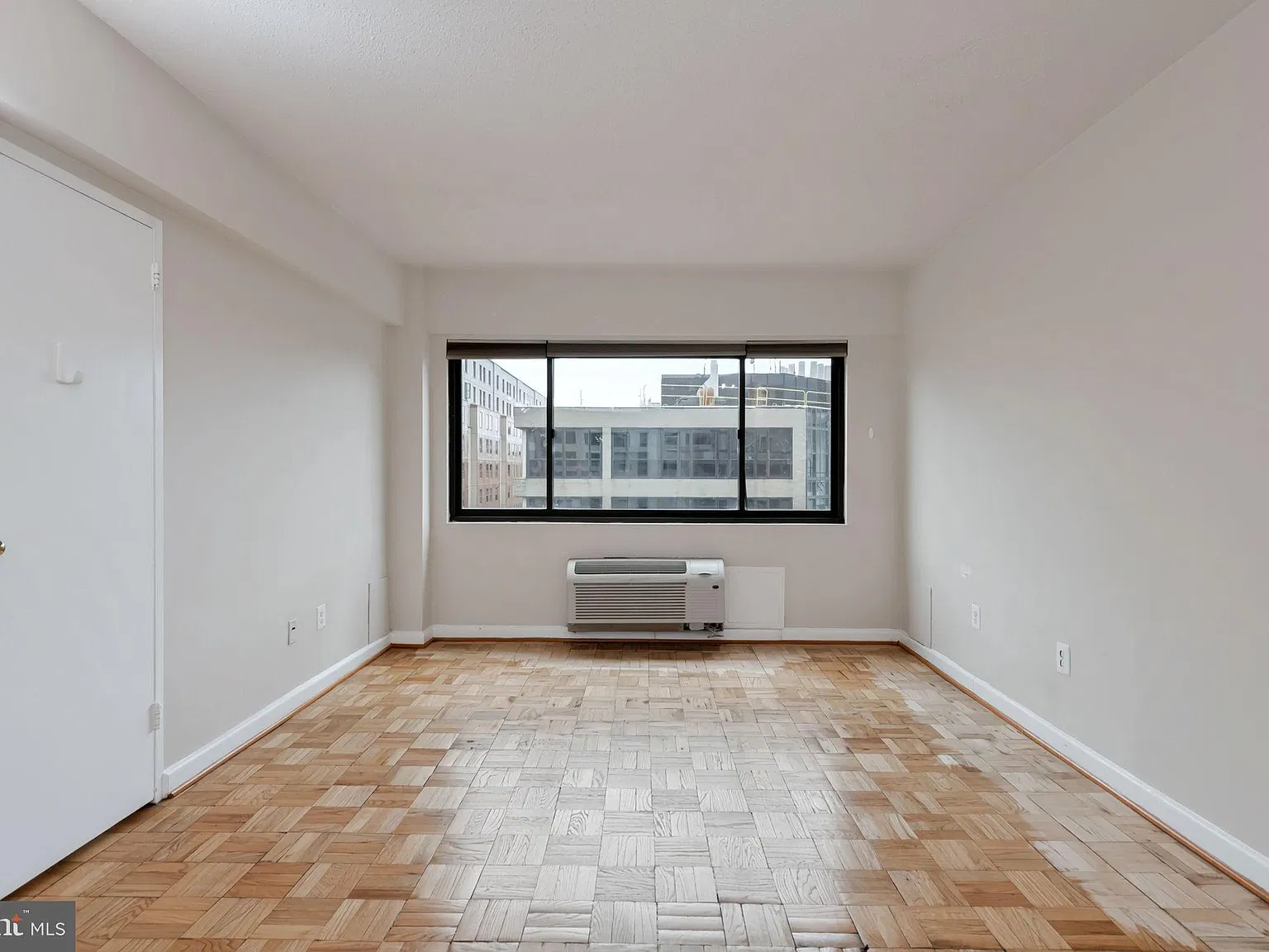 The President Condominium — Photo 3