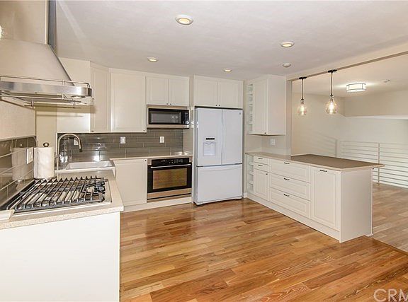 Dazzling new kitchen with quartz counters and breakfast bar!