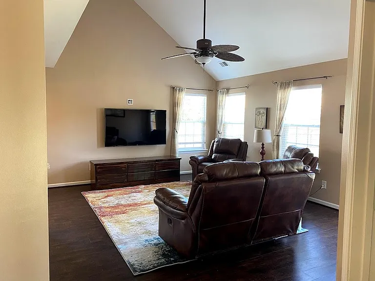 1215 Winghaven Dr NW — Photo 2