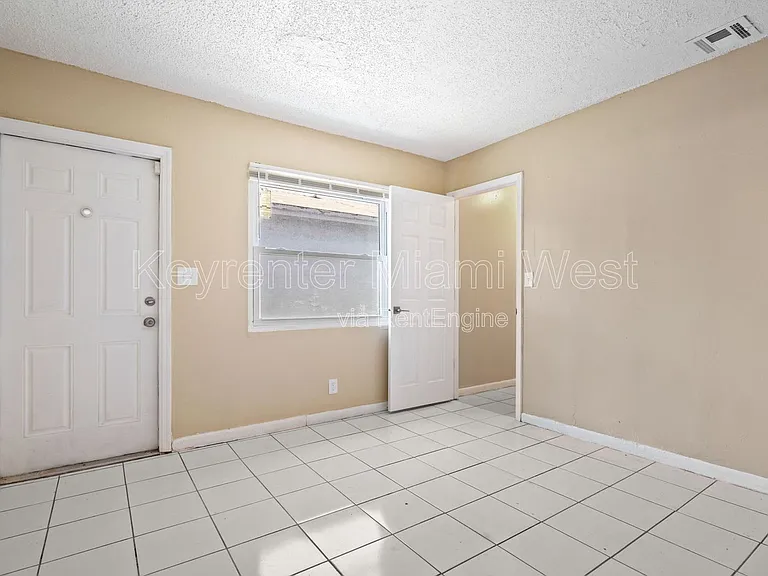 1022 NW 6th Ave #1 — Photo 9