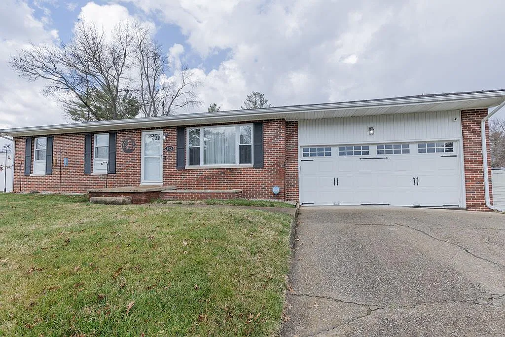 805 Evergreen Ln photo 1