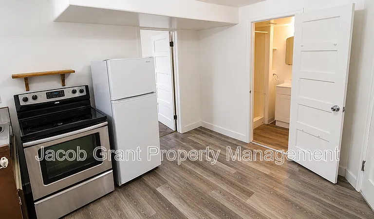 1110 E Lewis St #1/2 — Photo 4