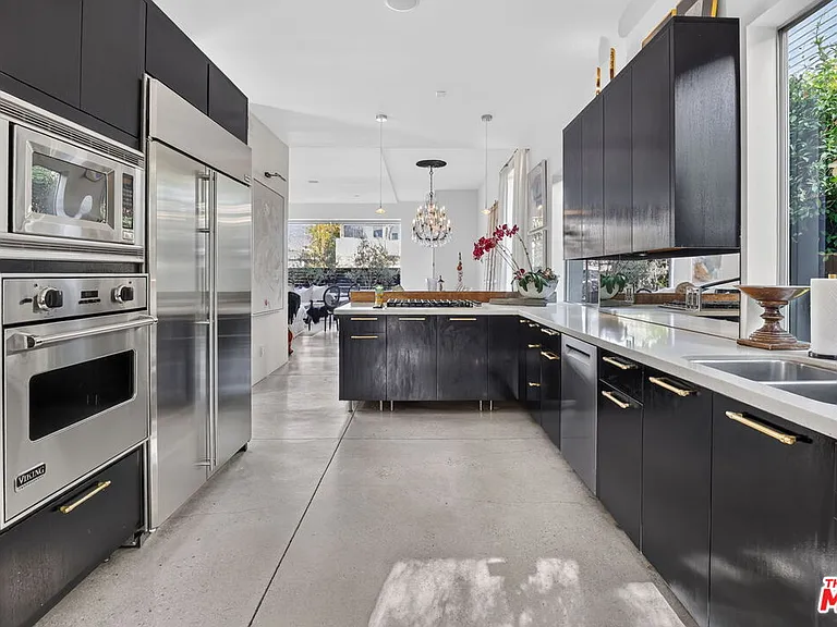 2425 Clement Ave — Photo 11