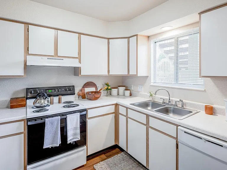 Steeplechase Apartments and Townhomes — Photo 3