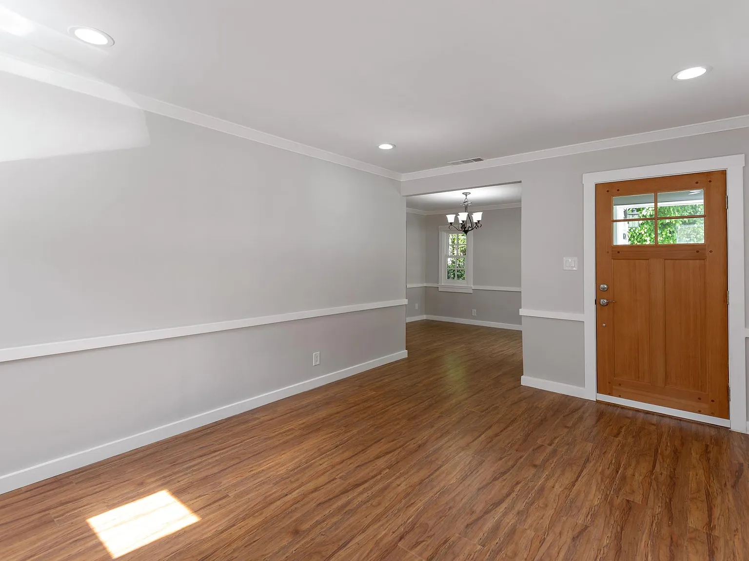 10624 Bloomfield St — Photo 4