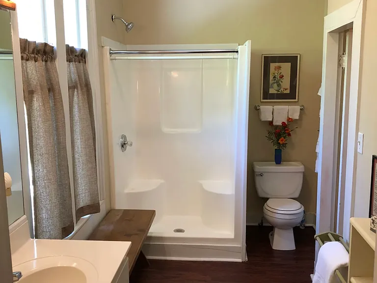 824 University Ave — Photo 45